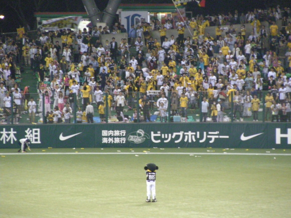 西武ドームビジター側の阪神ファンたち